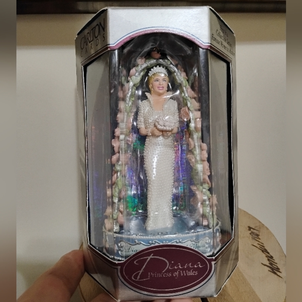 Carlton Cards 1998 Princess of Wales Figurine